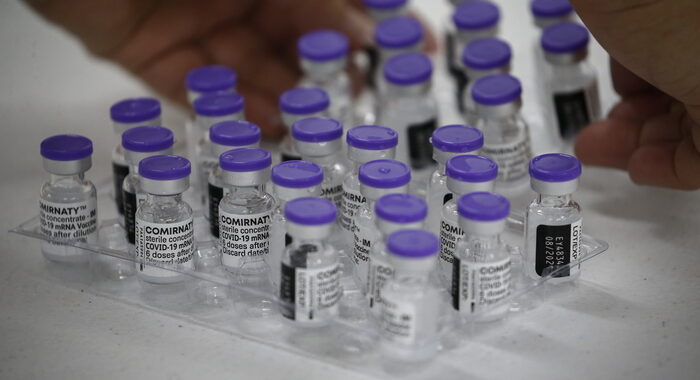 Oms: i vaccini efficaci contro tutte le varianti del Covid