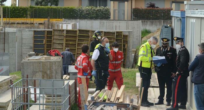 Operaio cade da un ponteggio e muore nel Varesotto