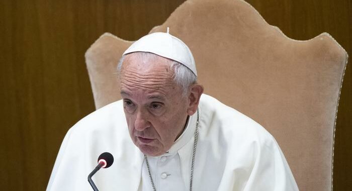 Papa: a vescovi, non sbagliate nell’ammissione ai seminari