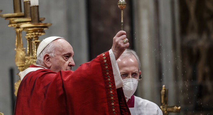 Papa: Chiesa porti misericordia più che inculcare regole