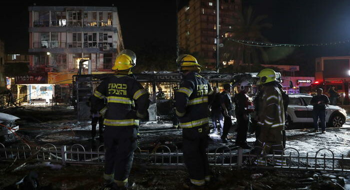 Razzo Hamas colpisce oleodotto ad Ashkelon, vasto incendio