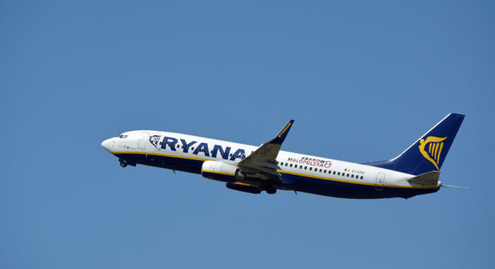 Ryanair:chiude l’anno in rosso di 815 milioni, pesa covid