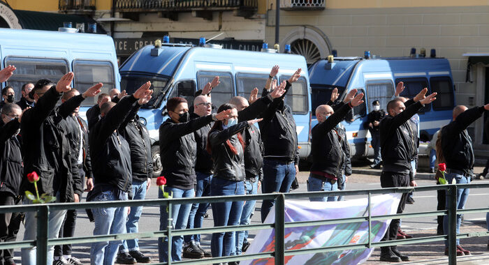 Saluti romani per commemorazione Mussolini al lago di Como