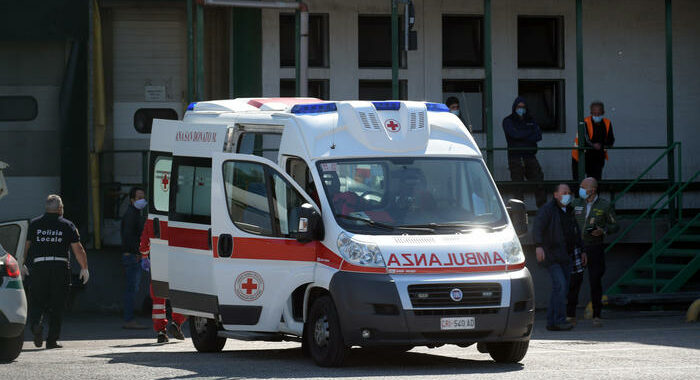 Si rompe tubo vapore, morti due operai in ditta nel pavese