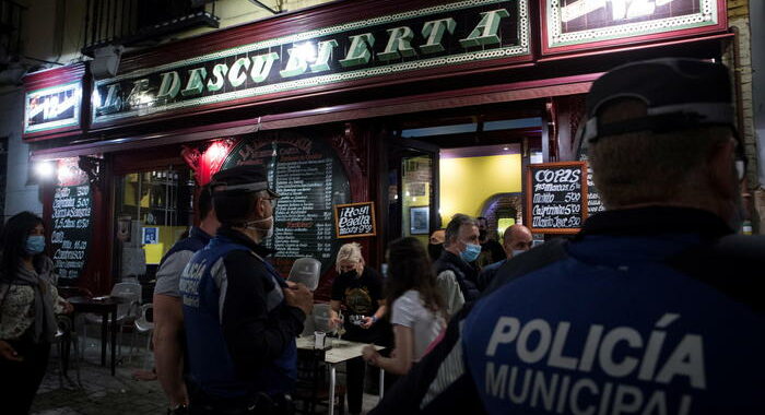 Spagna: bar e strade si riempiono, ma aumentano i controlli