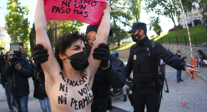 Spagna: elezioni di Madrid, fermate 5 attiviste di Femen