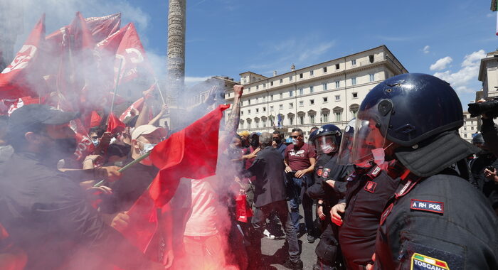 Tensioni a sit-in Roma, cc ferito alla testa da manifestanti