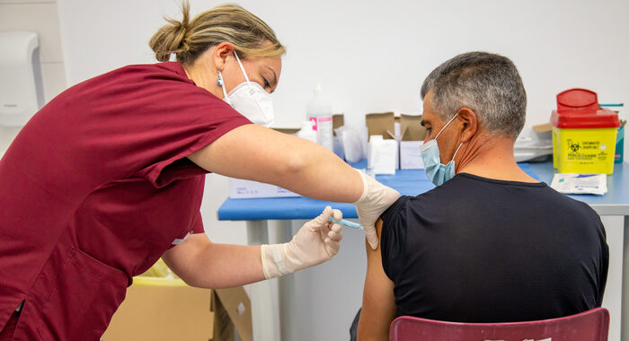 Vaccini: Lombardia, già più di 270mila i prenotati over 50