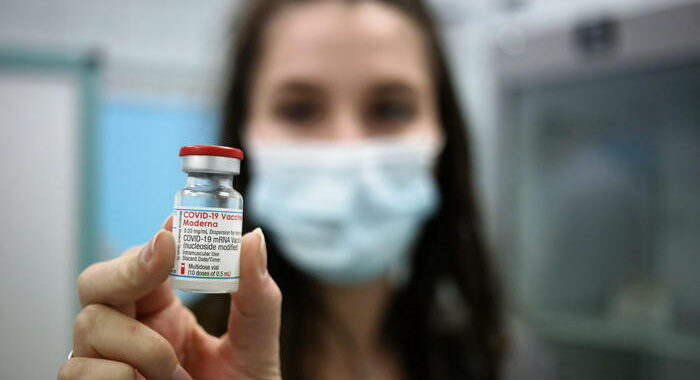 Vaccini: Oms autorizza l’uso in emergenza di Moderna