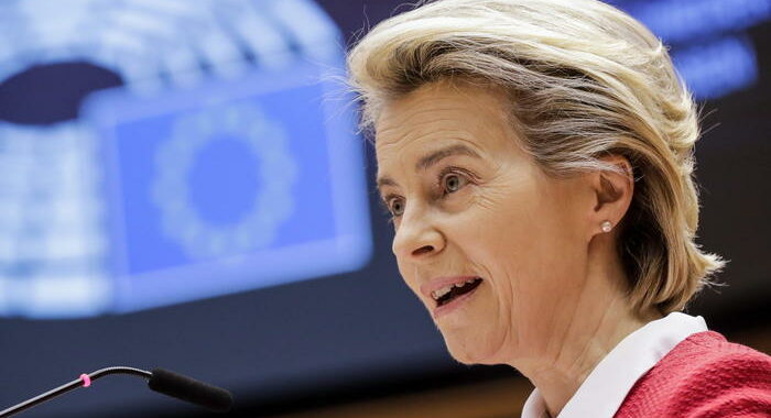 Von der Leyen, superate 150 milioni di vaccinazioni in Ue