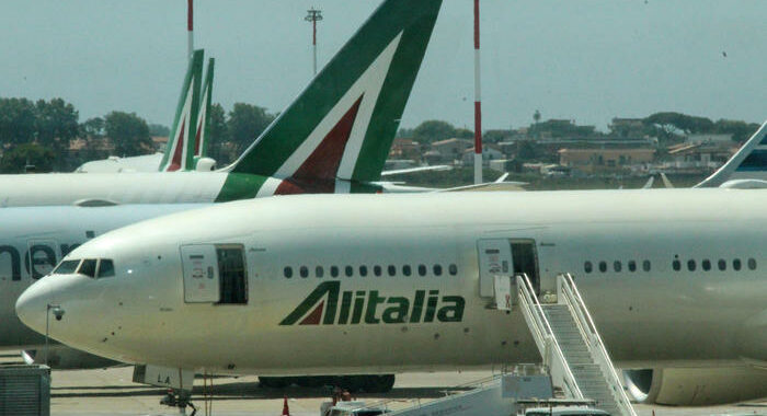 Alitalia: bozza, fondo da 100 mln per rimborsare biglietti