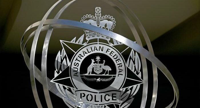 App istallata nei cellulari dei criminali, centinaia di arresti