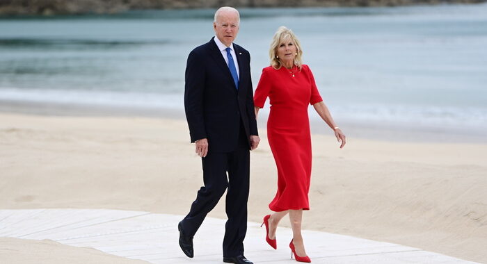 Biden al G7, dobbiamo fare di tutto per vaccinare il mondo