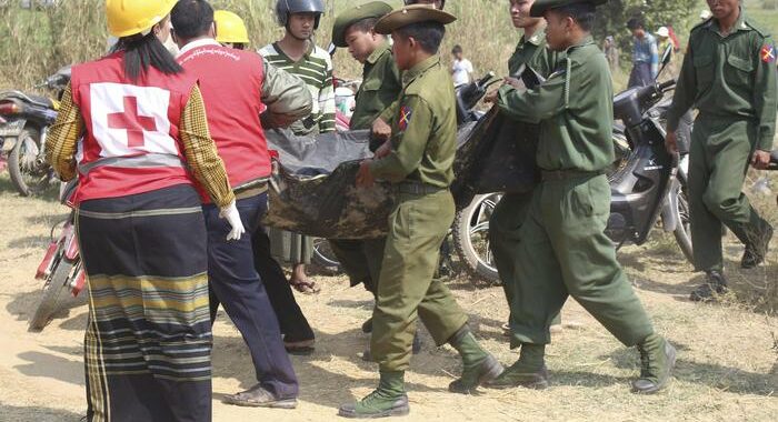 Birmania: aereo militare caduto, 12 morti