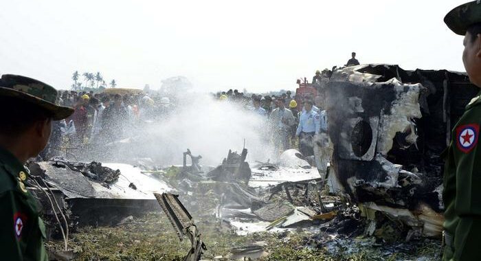 Birmania: aereo militare si schianta vicino a Mandalay