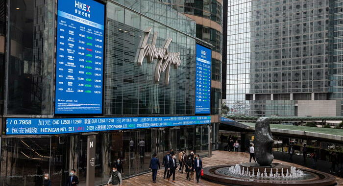 Borsa: Hong Kong positiva, apre a +0,23%