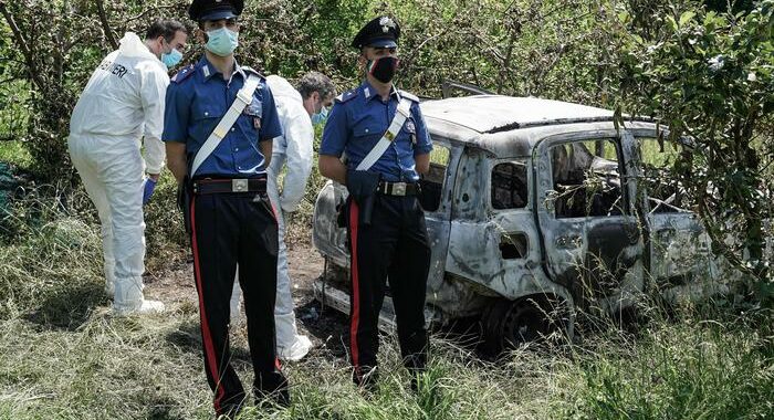 Cadavere carbonizzato in auto, probabile suicidio per debiti