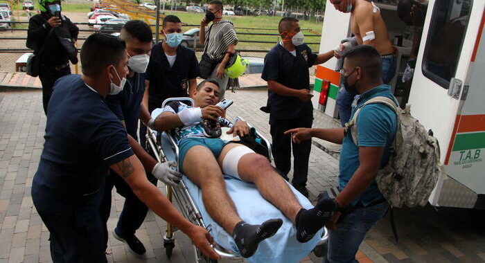Colombia: autobomba contro base militare, 36 feriti