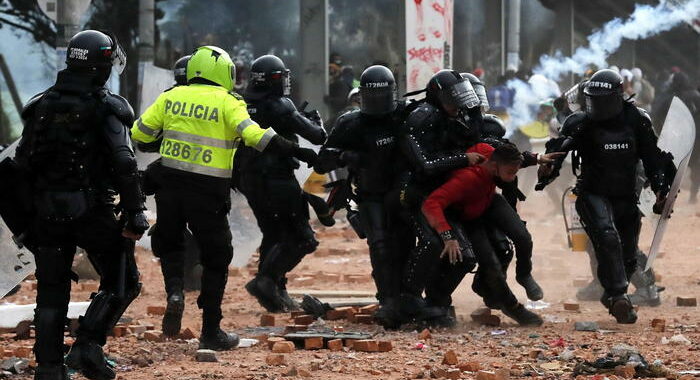 Colombia: ong, su 75 morti in proteste 44 per colpa polizia