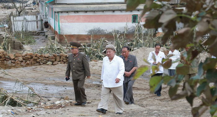 Corea Nord: Kim ammette, situazione alimentare è ‘tesa’