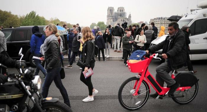 Covid: Francia,da domani niente più mascherine all’esterno