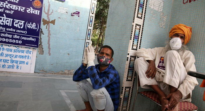 Covid:contagi in calo in India,Delhi riapre negozi e mercati
