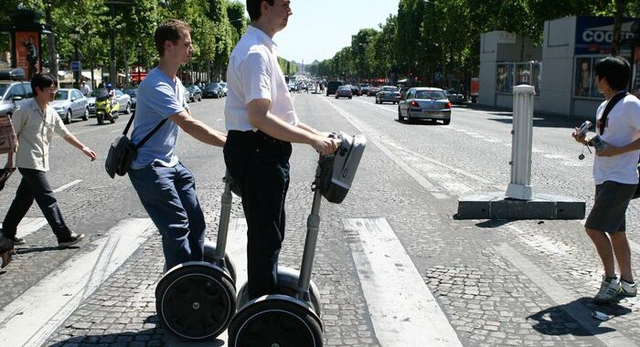 Dopo morte italiana a Parigi mette freno a monopattini elettrici