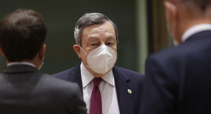 Draghi: contro Delta vaccini, tamponi e più sequenziamento