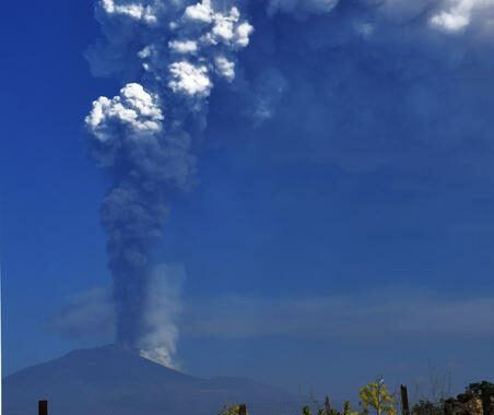 Etna: fontana lava da tre bocche del Sud-Est, nube alta 7 km
