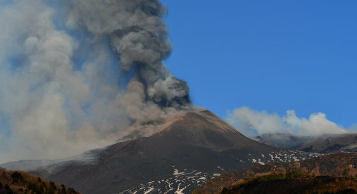Etna: spettacolare fontana lava, ‘piove’ cenere su Catania
