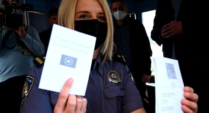 Firmato regolamento sul green pass Ue, al via dal 1 luglio