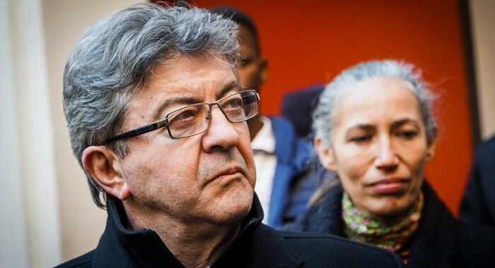 Francia: corteo contro estrema destra,Mélenchon ‘infarinato’