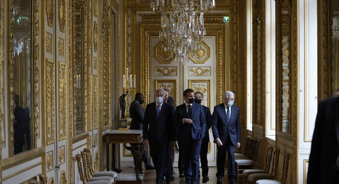 Francia, Macron inaugura l’Hotel de la Marine di Parigi
