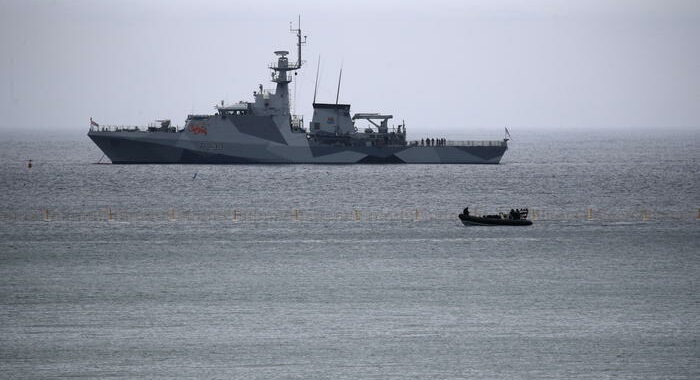 Gb nega colpi di avvertimento russi contro la sua nave