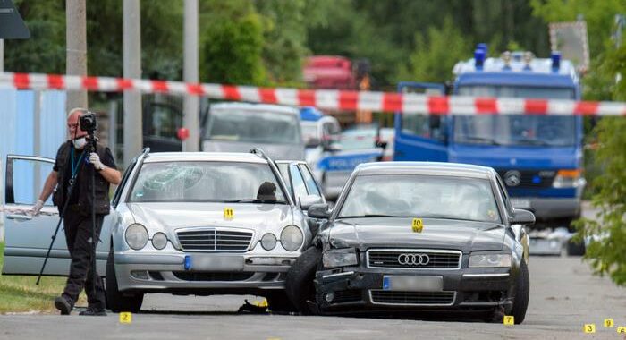 Germania: attacca passanti con coltello, e scappa, 2 feriti