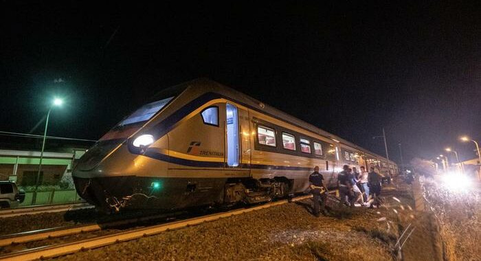 Gli sfugge il cane sui binari, muore travolto da un treno