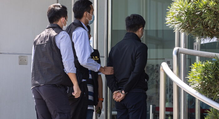 Hong Kong, arrestati 5 dirigenti del tabloid pro-democrazia