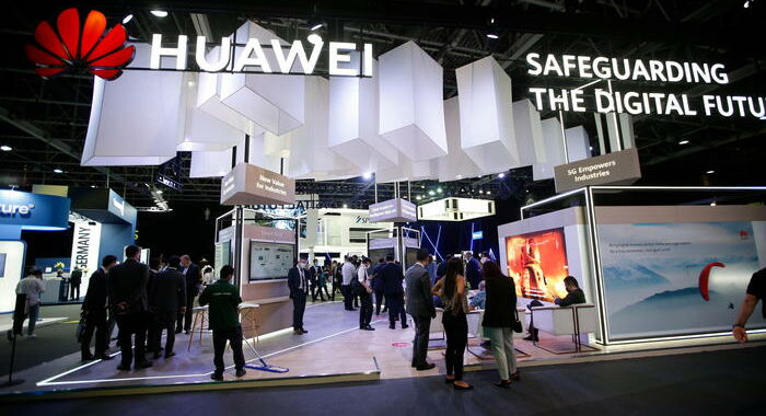 Huawei sfida Google, lancia HarmonyOS 2 per smartphone