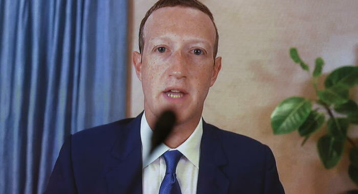I dipendenti di Facebook amano sempre meno Mark Zuckerberg