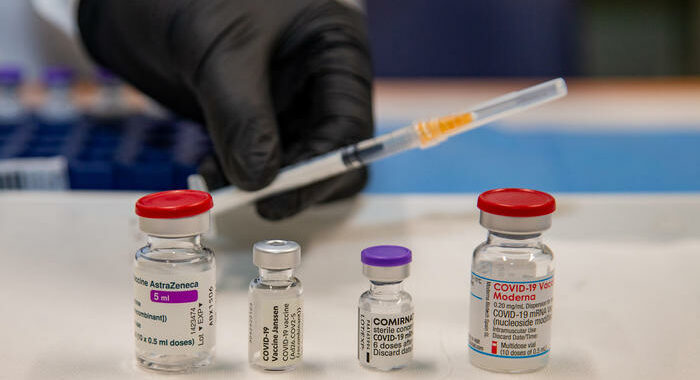 Il Parlamento Ue chiede la revoca dei brevetti dei vaccini