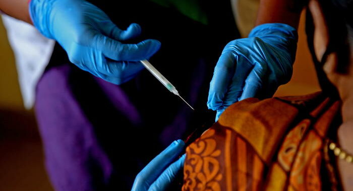 India ordina 300 milioni dosi di un vaccino non approvato