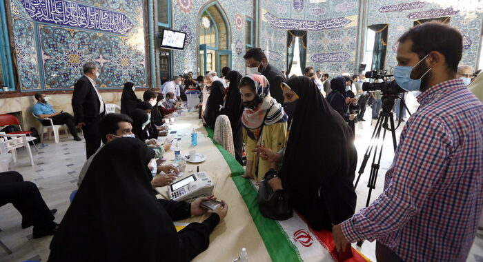 Iran: affluenza al 48,8%, la più bassa di sempre