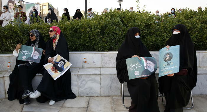 Iran: altri due candidati presidenti si ritirano