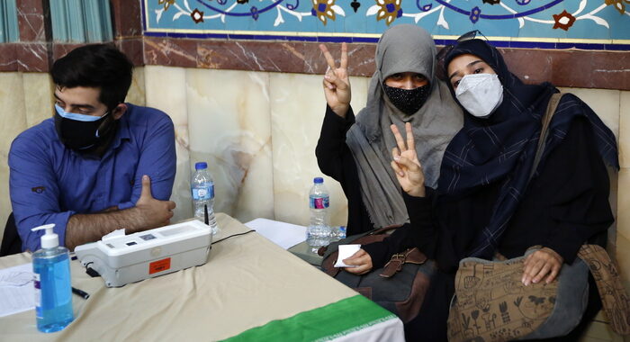 Iran: scarsa affluenza alle urne, si rafforzano chance di Raisi