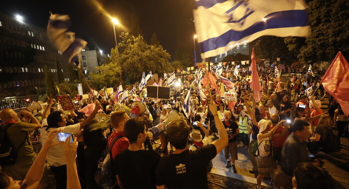 Israele: migliaia in festa a piazza Rabin per nuovo governo