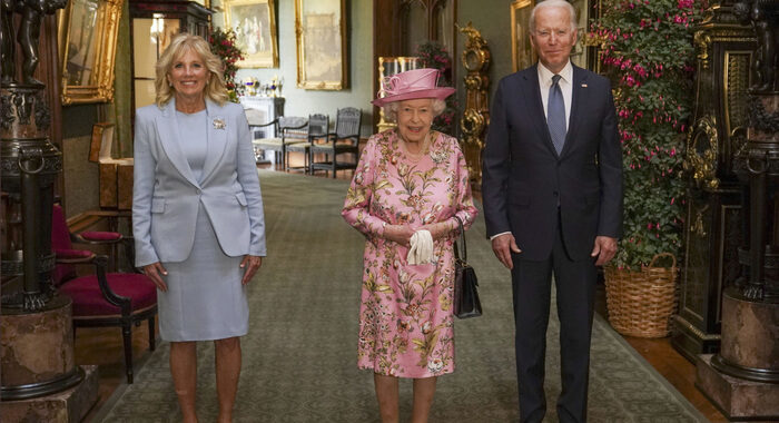 Joe Biden ricevuto da Elisabetta II al Castello di Windsor