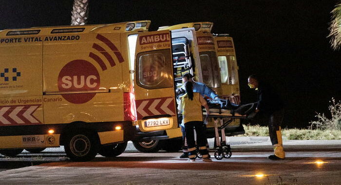 Migranti: Canarie, muore una bimba trovata su un barcone