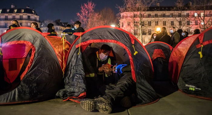 Migranti piantano 250 tende davanti municipio Parigi
