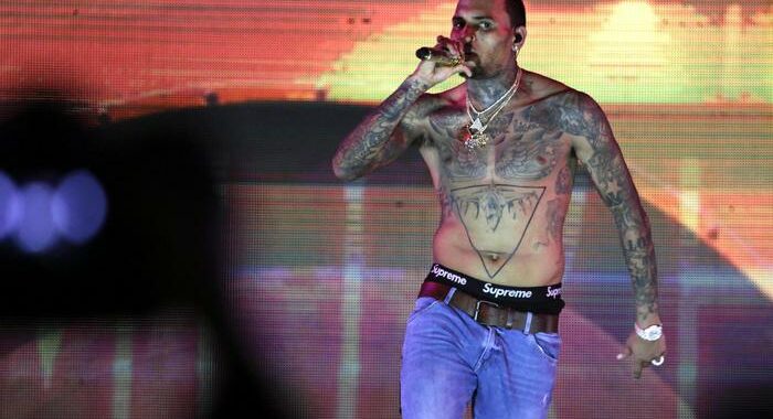 Nuova grana per rapper Chris Brown, ‘ha colpito una donna’