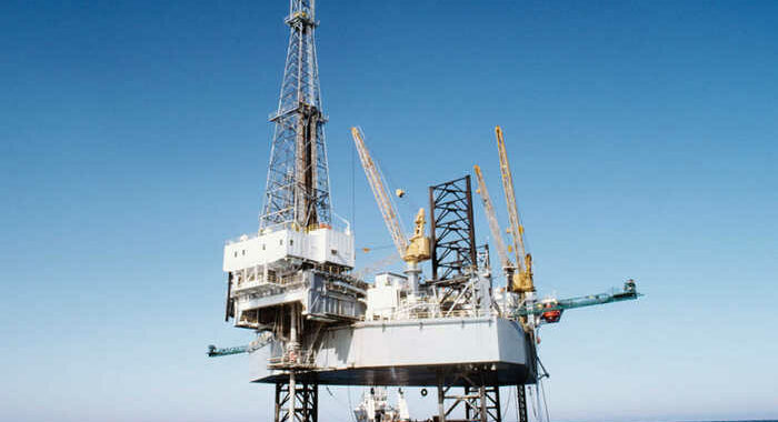 Petrolio: Brent sopra 70 dollari in vista Opec e su ripresa